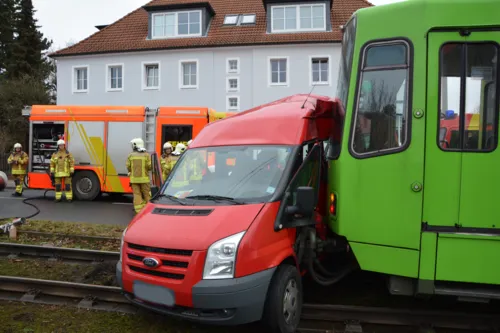 Der Ford Transit wurde seitlich von der Stadtbahn getroffen und rund 15 Meter quer durch das Gleisbett geschoben. Neben der Fahrerin und dem Beifahrer des Fords erlitten der Stadtbahnfahrer sowie ein Fahrgast leichte Verletzungen.