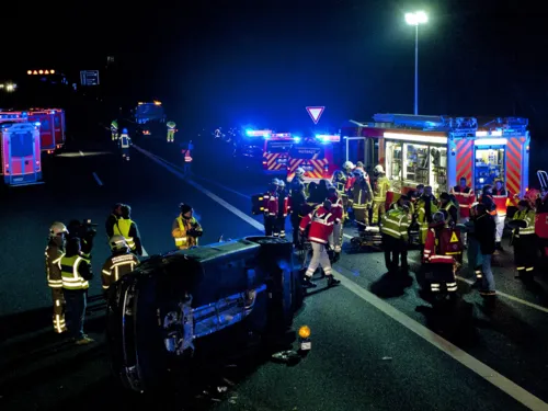 Zwölf leichtverletzte Personen, darunter vier Kinder, wurden in sechs alarmierten Rettungswagen behandelt und nach Untersuchung durch einen Notarzt zur weiteren Behandlung in umliegende Krankenhäuser transportiert. 