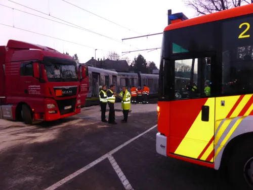 Beim Einbiegen auf ein Betriebsgelände an der Schulenburger Landstraße übersah ein LKW Fahrer eine herannahende Stadtbahn. Die Stadtbahn rammte seitlich den LKW. Die Stadtbahnfahrerin wurde bei dem Aufprall verletzt. 