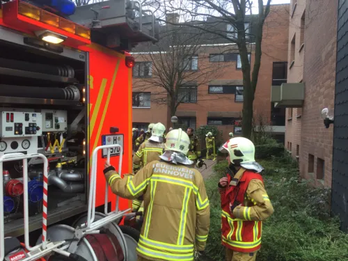 Beim Eintreffen der ersten Einsatzkräfte bestätigte sich die Meldung über eine  Rauchentwicklung in den Kellerräumen. Die eingetroffenen Löschkräfte der Berufsfeuerwehr gingen sofort mit zwei Atemschutztrupp zum Brandherd im Keller vor.