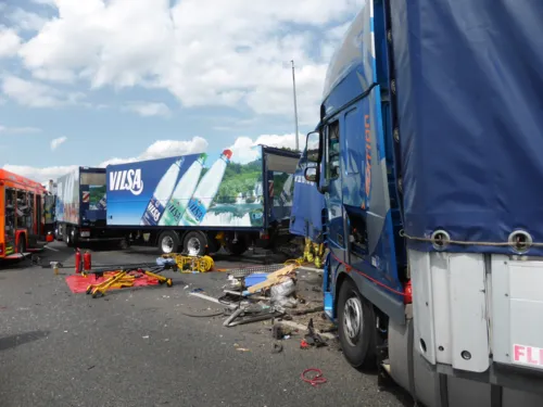 Auffahrunfall zwischen vier LKW auf der  BAB 2