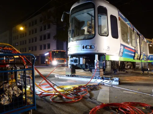 Mit hydraulischen Hebern und Seilwinden wurde die Stadtbahn angehoben und seitlich bewegt, um die entgleisten Räder wieder in die Schienen setzen zu können.