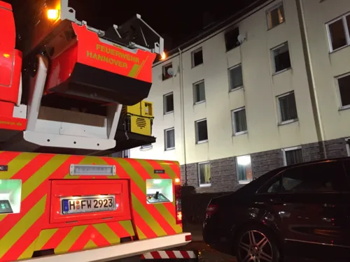 Durch einen schnellen und effektiven Löscheinsatz konnte die Feuerwehr Hannover am Freitagabend eine Ausbreitung eines Wohnungsbrandes auf ein Mehrfamilienhaus verhindern. Vier Personen hatten bei diesem Einsatz Rauchgase eingeatmet, drei von ihnen transportierte der Rettungsdienst in das nächstgelegene Krankenhaus.