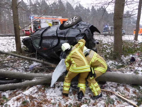 Drei Verletzte nach schwerem Verkehrsunfall auf dem Messeschnellweg.