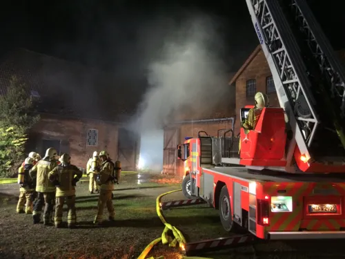 Ein ausgedehnter Brand in einem ehemaligen landwirtschaftlichen Gehöft hat die Feuerwehr Hannover in der Nacht zum Mittwoch stark gefordert.