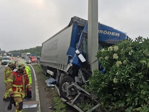 Der LKW durchbrach die Leitplanke, überrollte mehrere Verkehrsschilder und prallte schließlich mit großer Wucht auf den massiven Stahlpfeiler einer Schilderbrücke.