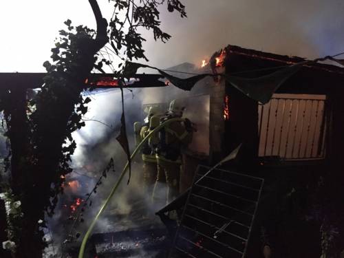 Beim Eintreffen der ersten Einsatzkräfte stand die Laube bereist im Vollbrand