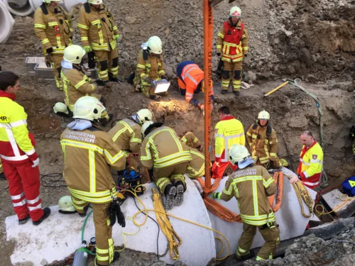 Beim Verlegen von Kanalrohren ist ein Bauarbeiter am heutigen Nachmittag unter einem schweren Betonrohr eingeklemmt worden. Er verletzte sich dabei schwer.