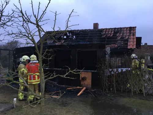 Die gemauerte und mit Holz verkleidete Laube wurde durch das Feuer stark beschädigt