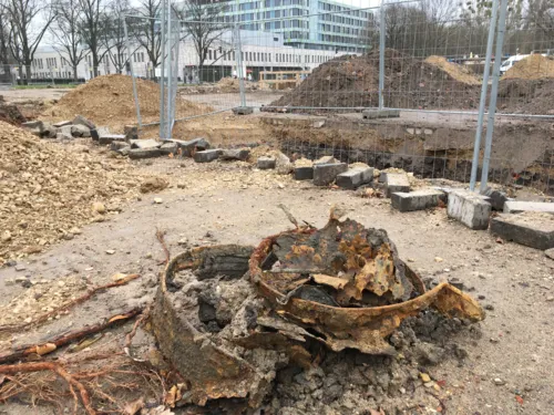 Bei den abschließenden technischen Sondierungsmaßnahmen durch die Spezialisten des Kampfmittelbeseitigungsdienstes Niedersachsen (KBD) konnte am heutigen Vormittag an allen drei Verdachtspunkten ausgeschlossen werden, dass es sich um Bombenblindgänger handelt. Im Erdreich befanden sich die Reste eines Metallfasses und weitere metallische Gegenstände.