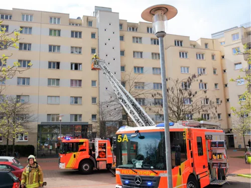 Im Einsatz waren der Löschzug der Feuer- und Rettungswache 5, die Ortsfeuerwehr Vinnhorst sowie einen Rettungswagen.