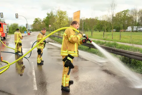 Mit großen Mengen Wasser aus vier Strahlrohren wurde unter hohem Druck die Fahrbahn Meter für Meter vom Beton befreit.