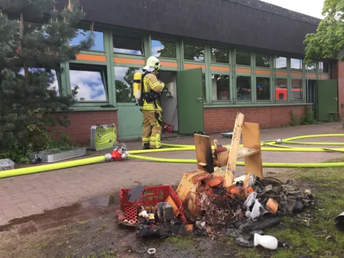 Bei Eintreffen der hannoverschen Brandschützer bereits sechs Minuten nach Eingang des Notrufes war der Gebäudeteil, in dem sich der Werkraum befand bereits geräumt, auch die automatische Brandmeldeanlage der Schule hatte einen Alarm ausgelöst.