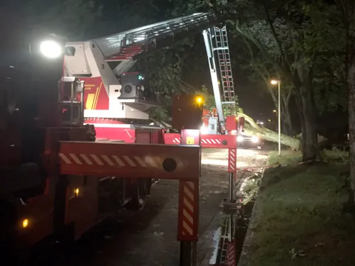 Die Teleskopmastbühne der Ortsfeuerwehr Misburg kommt bei einem umgestürzten Baum in der Heiligengeiststraße zum Einsatz.