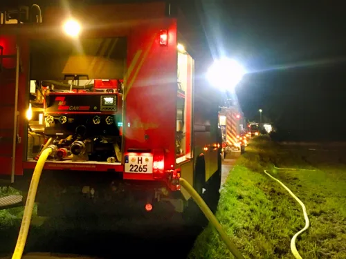 Heckansicht mehrerer Einsatzfahrzeuge der Feuerwehr Hannover im Löscheinsatz.