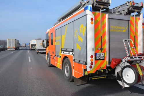 In Fahrtrichtung Dortmund waren zwischen den Anschlussstellen Bothfeld und Langenhagen ein Gefahrgut-Lkw und der Transporter eines Handwerkunternehmens in stockendem Verkehr zusammengestoßen.