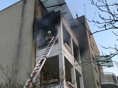 Die Flammen schlugen offen von einem Balkon im 2.OG eines fünfgeschossigen Mehrfamilienhauses in Bemerode, der Brand drohte sich in die darüber liegende Etage auszubreiten.