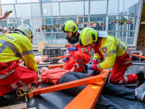 Notfallsanitäter und Notärzte sichten die Verletzten. Patienten erhalten Kennzeichnungen mit Farbbändern anhand derer eine Transportpriorisierung erfolgt.