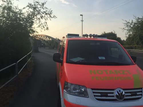 Die Regionsleitstelle alarmierte zwei Löschzüge der Berufsfeuerwehr sowie die Spezialeinsatzkräfte der Fachgruppe Wasserrettung und den Rettungsdienst.