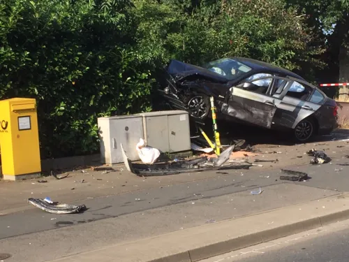 Ein PKW schleuderte in eine Hecke und beschädigte einen Elektroschaltkasten sowie einen Zaun