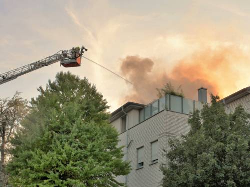 Um 19:53 Uhr rief ein Bewohner eines Mehrfamilienhauses in der Güntherstraße die Feuerwehr, da er einen Brand auf der Dachterrasse seiner Wohnung bemerkt hatte.