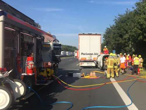 In stockendem Verkehr war der Transporter vom Typ Citroen Berlingo gegen 08:20 Uhr ca. 300 Meter vor der Ratsstätte Garbsen auf einen Lkw geprallt. 