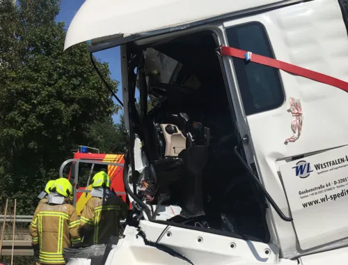 Durch die Wucht des Aufpralls wurde der Fahrerraum eines beteiligten LKW fast völlig zerstört.