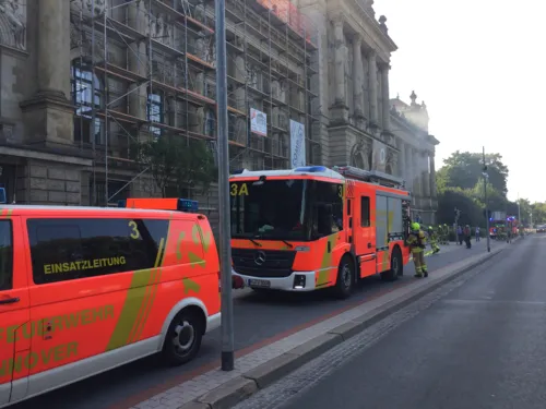 Die hannoverschen Brandschützer erwartete vor Ort eine von außen sichtbare Rauchentwicklung aus dem Gebäude.