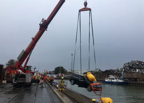 Ein Feuerwehrkran hievte den Wagen aus dem Wasser und setzte ihn an Land
