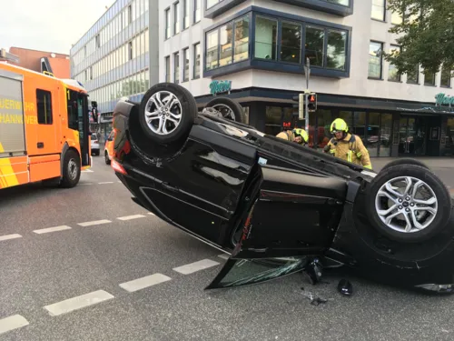 Durch die Wucht des Aufpralls überschlug sich der Ford und blieb auf dem Dach liegen