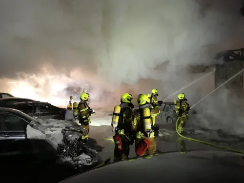 Ein Übergreifen der Flammen auf die Nachbargebäude konnten die hannoverschen Brandschützer verhindern. Mehrere PKW wurden durch das Feuer zerstört.