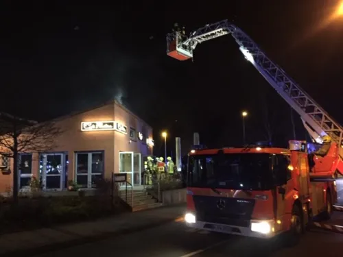 Von einer Drehleiter erkundeten die Brandschützer den in Rauch gehüllten Dachbereich.
