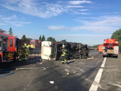 Der 51-jährige Fahrer des Abfallentsorgungs-LKW von musste Einsatzkräften der Feuerwehr aus seiner Kabine befreit werden.