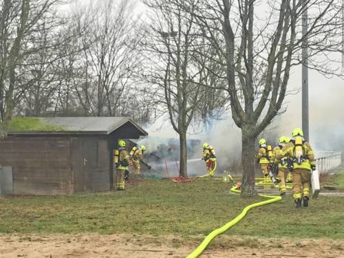 Feuerwehr löscht brennende Holzhütte auf dem Sportgelände des TV Badenstedt. 