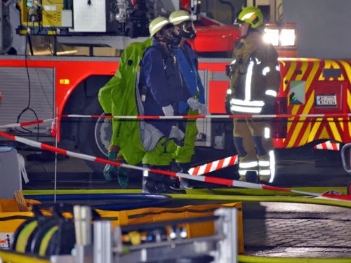 Aus einem abgestellten Tanklastzug läuft Schwefelsäure.