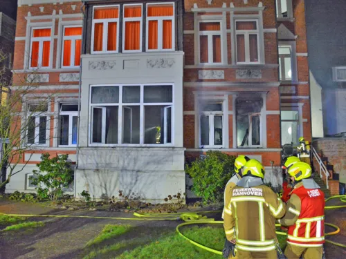 Eine Person bei Feuer in Wohnheim leicht verletzt