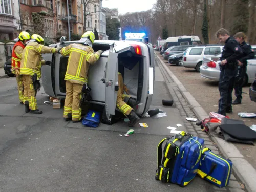 Verkehrsunfall mit einer eingeschlossenen Person