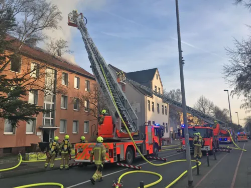 Die Feuerwehr rettet eine 86jährige Bewohnerin mit einer Drehleiter.