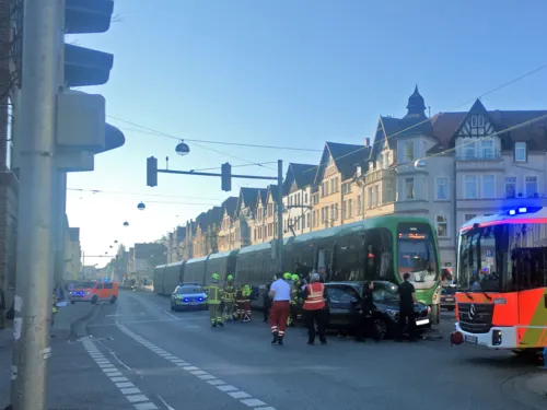 Verkehrsunfall zwischen einem PKW und einer Stadtbahn.