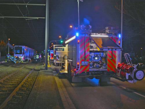 Eine Stadtbahn erfasste einen Fußgänger und überrollte ihn. 