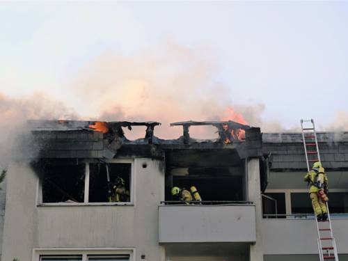 Wohnungsbrand in einem viergeschossigen Mehrfamilienhaus