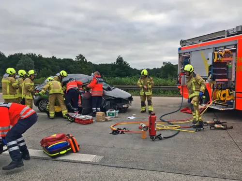 Verkehrsunfall zwischen einem PKW und einem LKW.