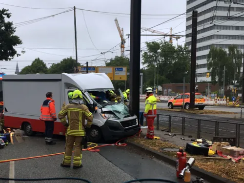 Verkehrsunfall zwischen einem Verkaufswagen und einem PKW.
