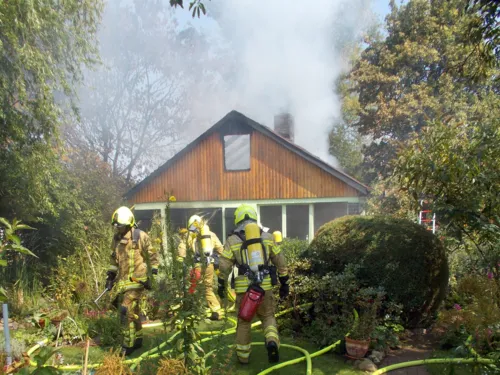 Brand einer Gartenlaube.
