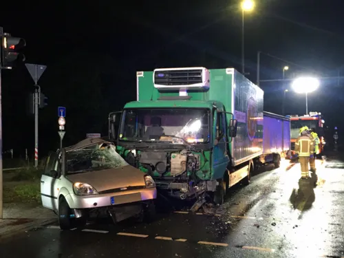 Verkehrsunfall an dem ein LKW und ein PKW beteiligt waren.