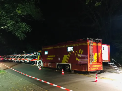 Feuerwehrfahrzeuge auf einer Straße. 