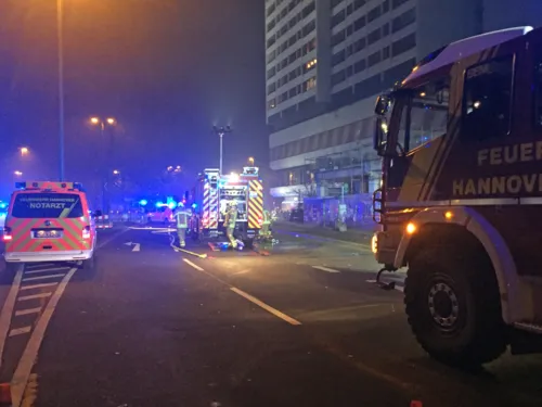 Einsatzfahrzeuge von Feuerwehr und Rettungsdienst vor dem vom Brand betroffenen Wohnhochhaus