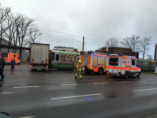 LKW stößt mit Stadtbahn zusammen