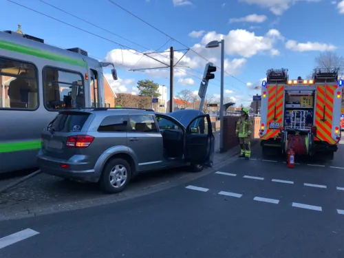 Eine Stadtbahn stößt mir einem Auto zusammen