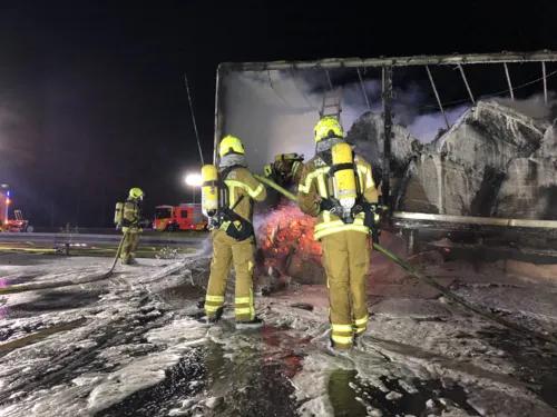 Die Feuerwehr löscht einen brennenden LKW